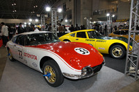 「トヨタ2000GT」のシェルビーアメリカン仕様とスピードトライアル仕様、そしてノーマルのクーペ、写真には写っていないがオープンのボンドカー仕様の4台が並んでいた。実はこれらは、すべて「ユーノス・ロードスター（NA）」をベースにしたレプリカ。「ロードスターガレージ」製作の「龍妃ファイナル」で、クーペとオープンはコンプリートカーで販売しているという。価格はクーペ925万円、オープン845万円。