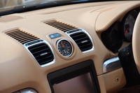 写真のストップウオッチは、オプション「スポーツクロノパッケージ」に含まれる。