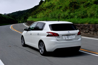 
	テスト車は最上級グレードの「シエロ」。車両価格は345万8000円。
	