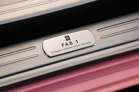 サイドシルに「FAB1」のプレート。