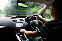 大トルクを発生するFF車とはいえ、コーナリング中は「舵角連携エンジントルク制御」の恩恵により、ステアリングが大きく乱されるようなことはない。