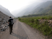 クルマを置いてしばらく川沿いを歩く。間もなく松木村跡地が見えてきた。