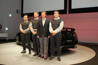 同じく2010年のマイナーチェンジモデル発表会の一コマ。水野さんの向かって右隣りには、鈴木利男さんの姿も。
    