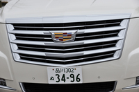 フロントグリルを飾る「キャデラッククレスト」は、「ATSクーペ」から採用されている新デザインのもの。
    