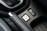 「ノーマル」と「スポーツ」の2つの走行モードを切り替える「R.S.ドライブ」のスイッチ。シフトセレクターの後方に備わる。
    