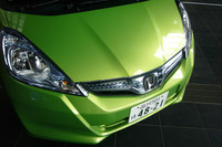 2010年10月8日に発売された「フィットハイブリッド」。専用デザインのグリルや、クリアブルーのランプ類、メッキのリアガーニッシュがノーマル・フィットとの識別点だ。