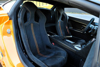 シートはカーボンシェルを使用したスパルタンなレーシングタイプとなる。表皮には外装色と同じステッチおよび車名の刺繍が入る。