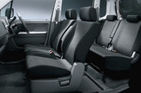 
	インテリアは、メッキドアハンドル、ドアトリムの一部にシルバー塗装を施すなど、細部も変更された。
	 