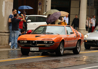 「アルファ・ロメオ・モントリオール」。モントリオールの代表的なカタログカラーのオレンジをまとう。デザインはベルトーネ。