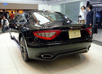 マフラーエンドは、「グラントゥーリズモ」が左右振り分けの4本出し、「S」が楕円の2本出しとなる。後者のサイレンサー内にはバイパスバルブがあり、出力特性（とエグゾーストノート）を制御する。