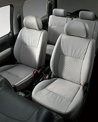 「ジムニー ランドベンチャー」のフロントシート。前席にはシートヒーターも特別に採用される。