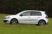 「ゴルフGTI エディション35」の最高速度は、MTモデルで247km/h。6段のDSGモデルが246km/hとなる。0-100km/hの加速タイムは、ともに6.6秒。