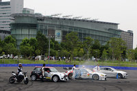 駐車場の奥に位置するドライビングエリア。オープニングレセプションが行われた2016年7月8日には、プロのドライバーによるパフォーマンスが披露された。