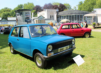 写真手前が、1969年に作られた「MINI 9Xハッチバック プロトタイプ」。右奥に見えるのは、オリジナル「MINI」のデビュー年にあたる1959年製の「モーリスMINIマイナー」。