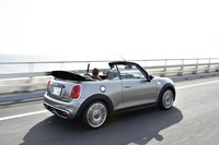 ロールオーバープロテクション機構が改められ、後席の背後に備わっていたロールオーバーバーは廃止された。