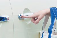 ワンタッチオートスライドドア（写真は操作イメージ）
    