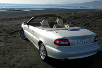 C70は、11色の外板色、6種類の内装色、2種類のウッドパネル、そして3種類のソフトトップのなかから自由にコーディネイトできる。納期は、4ヵ月ほどだという。なお、ホワイトパール・エディションは、北米と日本向けの特別仕様車だ。
	 