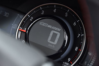 「S660 MUGEN RA」の専用メーター。中央の液晶部分に「無限MUGEN」ロゴが表示される。
