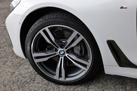 「740i Mスポーツ」の標準タイヤサイズは、フロントが245/45R19、リアが275/40R19。テスト車には、オプションで用意される20インチサイズのタイヤとアルミホイールが装着されていた。