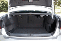 トランクルームには従来モデルより21リッター大きな586リッターの容量を確保。リアシートには分割河倒機構に加え、アームレストスルー機構も備わる。（写真をクリックすると、シートの倒れる様子が見られます）
    