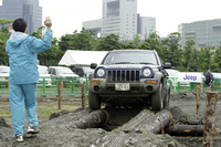 丸太橋を行くチェロキー。ココは立体交差になっていて、橋の下は水のたまった谷状のコースになっている。
    
    
