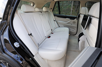 後席は4：2：4の3分割可倒式。テスト車には35万円のオプション装備「リアエンターテインメントシステム」が備えられていた。
    