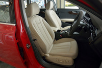 オプション「レザーパッケージ」を選択したテスト車の前席。表皮には、高品質なミラノレザーがおごられる。