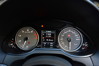 メーターは、比較的オーソドックスな2眼タイプ。右の速度計は300km/hまで目盛りが切られる。
    