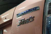 「フィットハイブリッドShe's」の専用エンブレム。車名の「'」がハートマークになっているのがポイント。