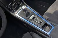 6段MTのギア比は最終減速比を含めて「ケイマンGT4」と同じ。
    