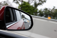 「サイド・ブラインドゾーン・アラート」はサイドミラー内とシートの振動によって警告される。