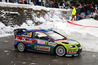 雪道をゆくヒルボネンの「フォーカスRSWRC07」。
