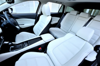 レザーシートがおごられる「Lパッケージ」の内装色は、写真のピュアホワイトのほかにブラック系（トリムはディープブラック）がある。