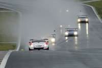 GT500クラス、スタート直後の様子。一時は開幕も危ぶまれた2011年シーズンは、ごらんのようなウエットコンディションのなかスタートの時を迎えた。