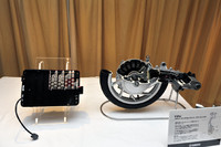 「EC-03」のキモ。従来より容量が10％アップした新開発のリチウムイオンバッテリー（写真左）と、薄さが自慢のパワーユニット。