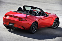 「ロードスターRS」のリアビュー。エンブレムなどの装着はなく、外観上は他グレードとの大きな違いはない。