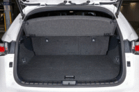 荷室は、側面の張り出しが抑えられた形状が特徴。トノカバーをフロア下に収納することもできる。（写真をクリックすると荷室のアレンジが見られます）
    