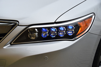 ヘッドランプはLED式で、多角形のレンズのデザインと、青く光るアクセサリーランプが特徴。レンズ内で2度光を反射させる構造により、優れた配光性能を実現しているという。
    