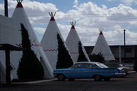 R66ショップ。店の前には50年代の古い車などをならべて人目を引く。なかにはＲ66グッズがいっぱい。