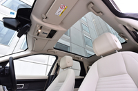 「HSEラグジュアリー」ではサンブラインド付きのパノラミックサンルーフ（固定式）が標準で装備される。