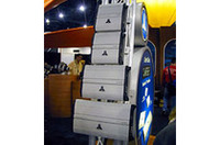 JL AUDIO　e-SeriesJLオーディオの新型アンプは従来アンプの下のグレードとなるベーシック・シリーズ。120Ｗモノラルのe1200から45W×2のe2150、45Ｗ×４のe4300、45W×6のe6450まで4種類をラインアップ。モノアンプ以外はチャンネル当たりの出力が同一だから、数台を組み合わせるときに使いやすい。