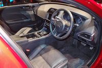 「XE」のインテリア。日本に導入されるモデルは全て右ハンドルとなる。
    