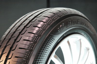 「BluEarth-1 AAAspec」は、サイドウォールに見えるディンプルが特徴。