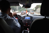 前席をのぞく。ウーバーの場合、車両装備の投資としてはスマートフォンひとつでよいわけである。