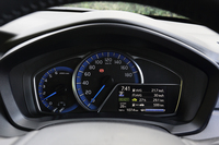 メーターにはエンジンの回転計を装備。マルチインフォメーションディスプレイの項目切り替えはステアリングの専用スイッチで行う。
    