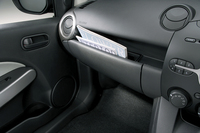 マガジンラック付グローブボックス。ラック部分と、グローブボックスは、中で仕切られている。（写真＝マツダ）