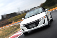 「S660」には「アジャイルハンドリングアシスト」と呼ばれる姿勢制御システムが装備されており、コーナリング時には内輪にブレーキをかけることで、アンダーステアを抑えることができる。