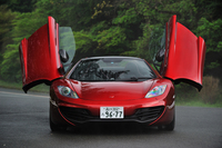 ドアは、クーペの「MP4-12C」と同じ跳ね上げ式。上方に689mm、横方向に497mm（片側）広がりつつ開く。