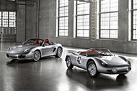 「ボクスター RS60スパイダー」（左）とそのモチーフになったレーシングモデル「タイプ718 RS60 スパイダー」