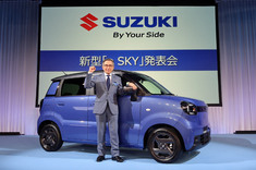 スズキ初の軽乗用EV「eスカイ」がデビュー。発表会の展示車両や社長の談話を紹介する。